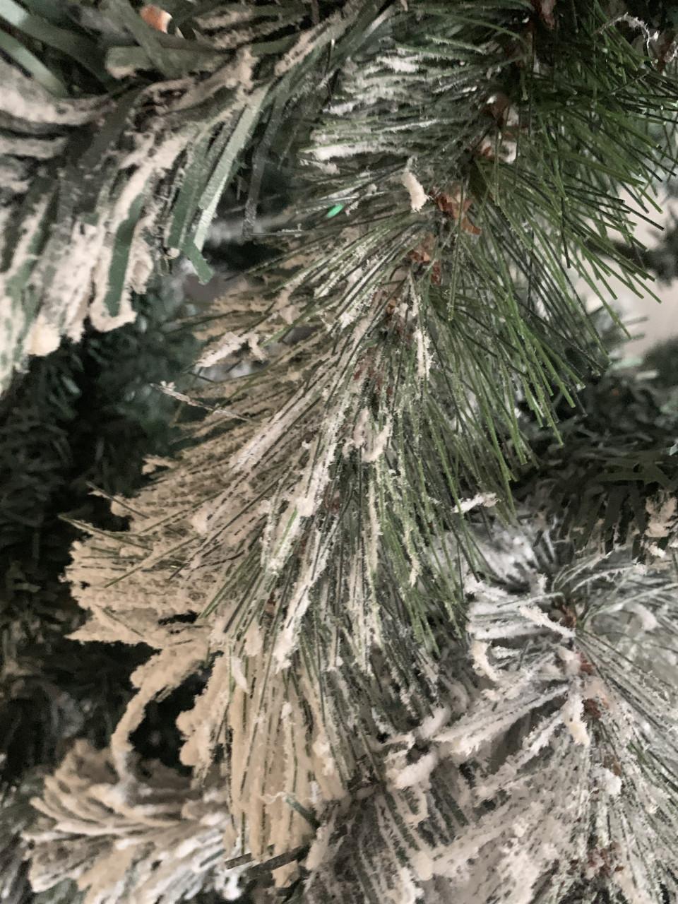 Kerstboom met sneeuw. 1.85 m