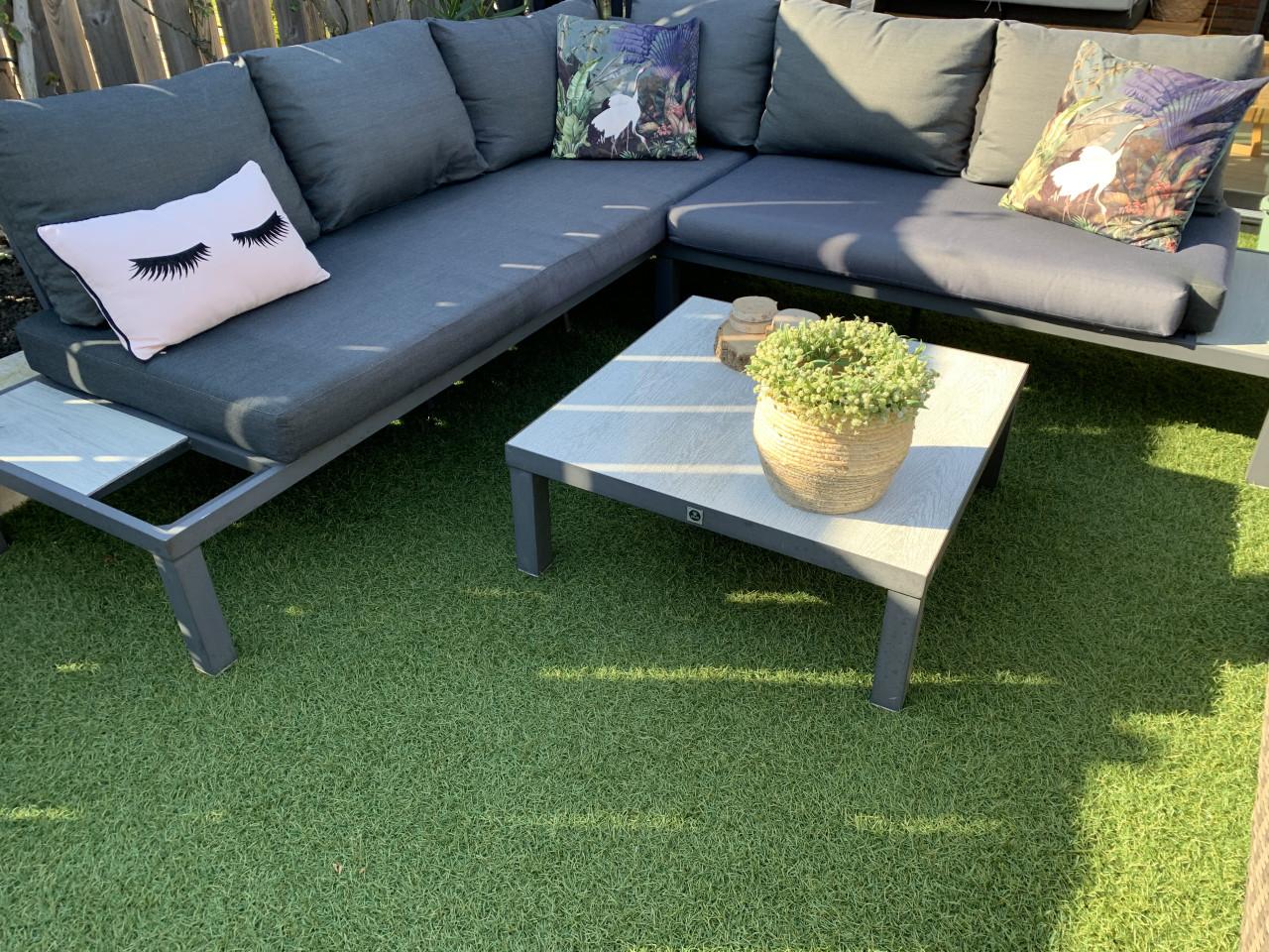 Alminium loungset met kussen en tafel.