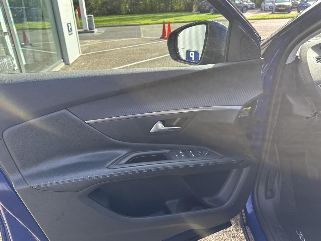 Peugeot 3008 1.2 puretech 130pk s&s blue lease executive vol-leer met stoel