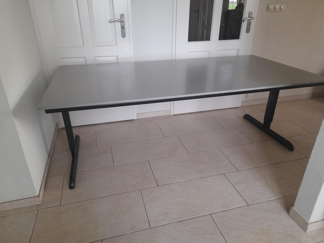 Groot stevige in hoogte verstelbaar bureau (AHREND) 100 x 200