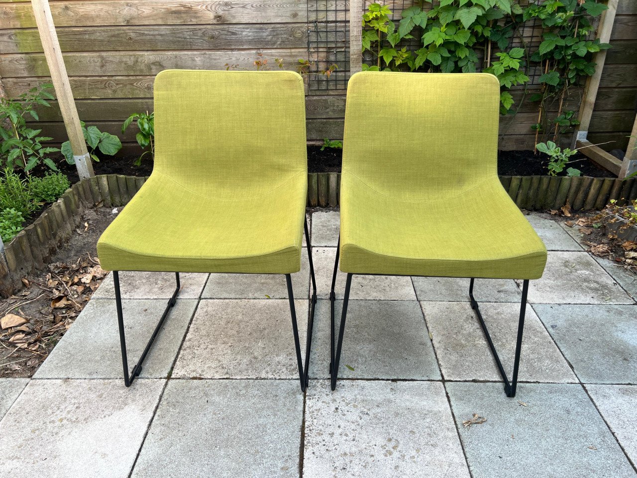 2 witte stoelen of 2 groene stoelen
