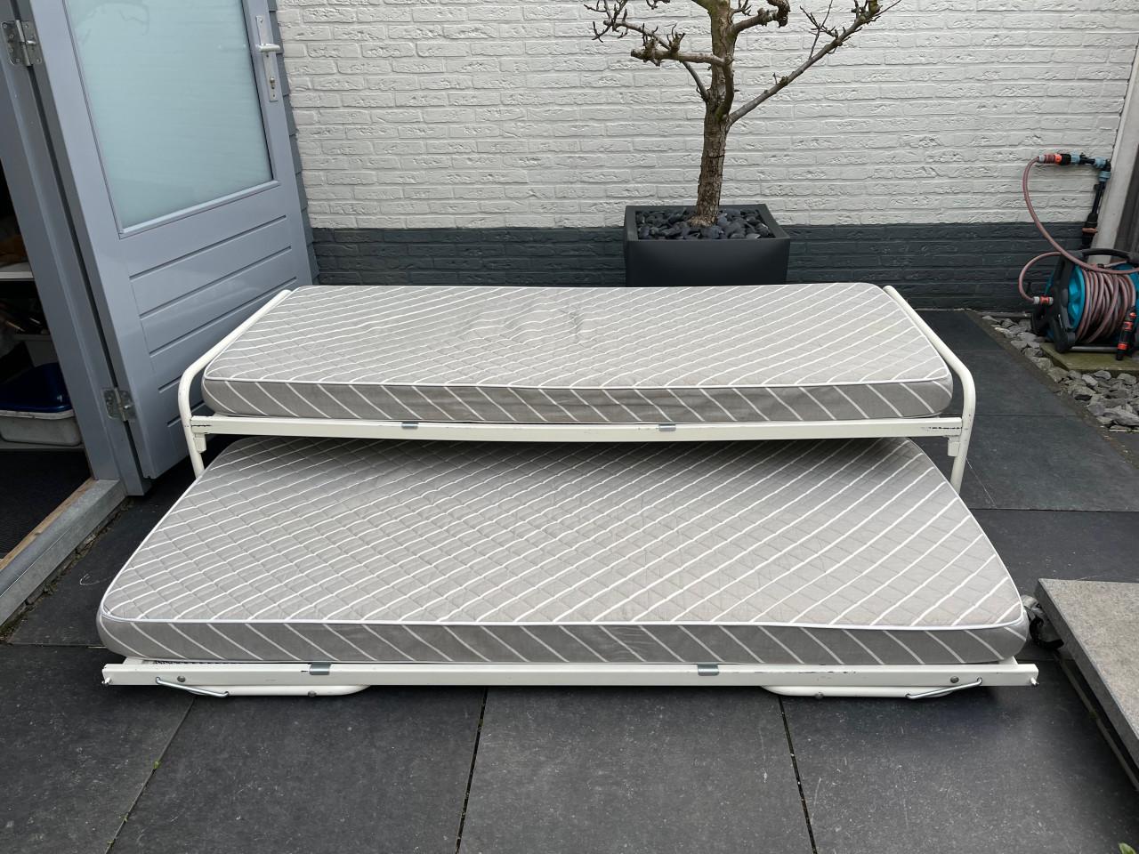 Eenpersoons logeerbed met onderschuifbed en twee matrassen