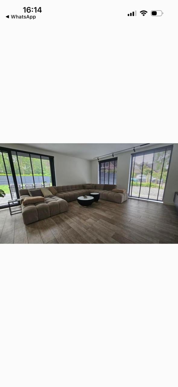 Bankstel met lounge gedeeltes.