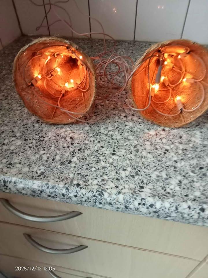 2 kerst piramides met verlichting