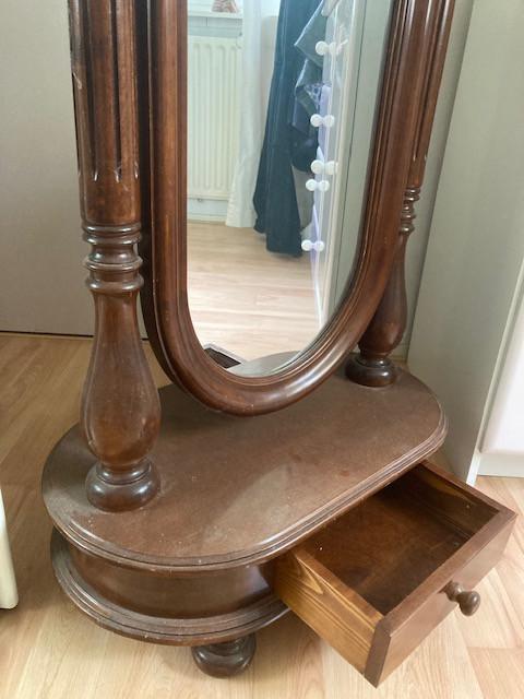 Antieke staande spiegel