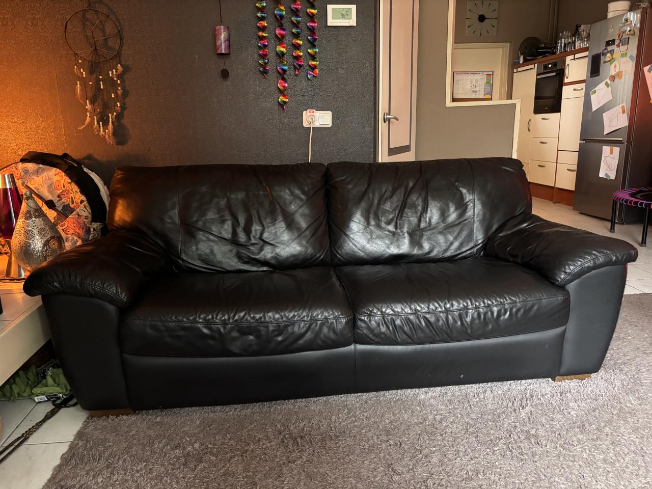 Gratis!!!  Zitbank zwart +/- 215x90 cm