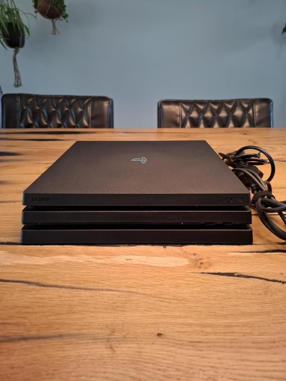 PLayStation 4 Pro 1 TB met 2 controllers en 6 games