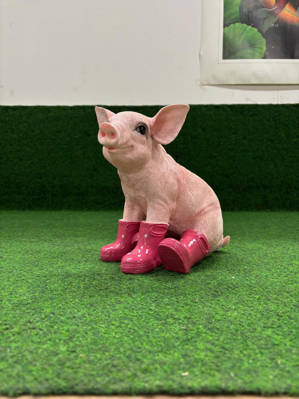 Varken zittend met fuchsia laarzen polkadot