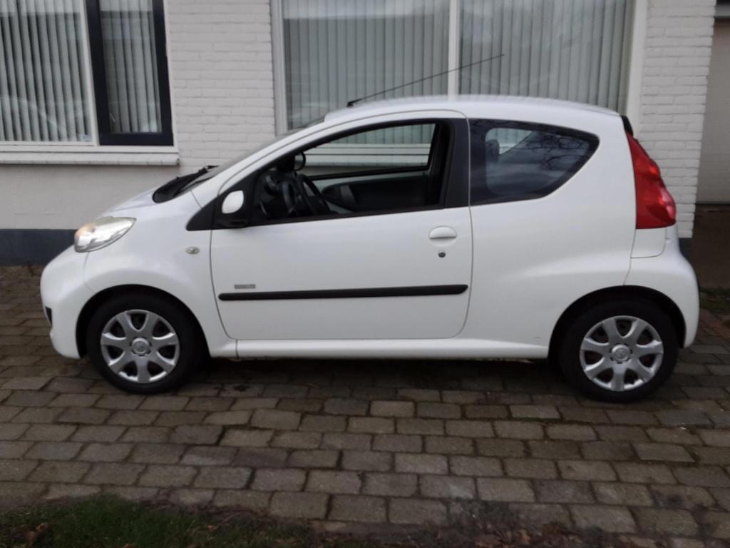 Peugeot 107 1.0-12v millesim 200