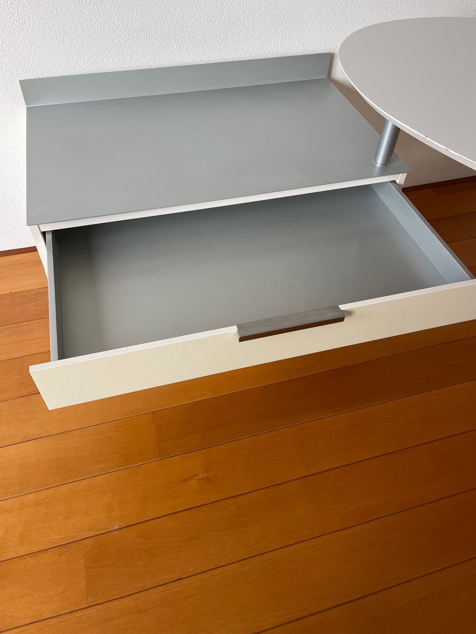 Design bureau met aparte ladekast en draaibare tafel