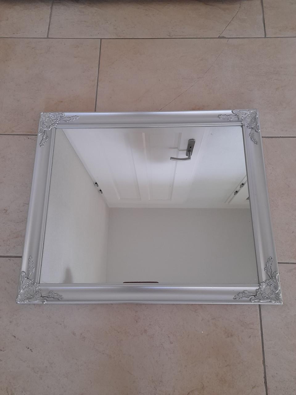 Leuke spiegel  50 x 60  (in goede staat )