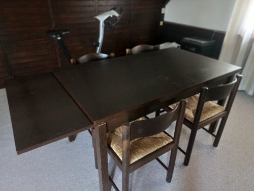 Houten tafel, tweezijdig met uittrekblad, compleet met 4 stoelen