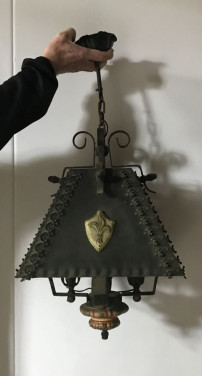 Lamp van smeedijzer met mooie stenen knop