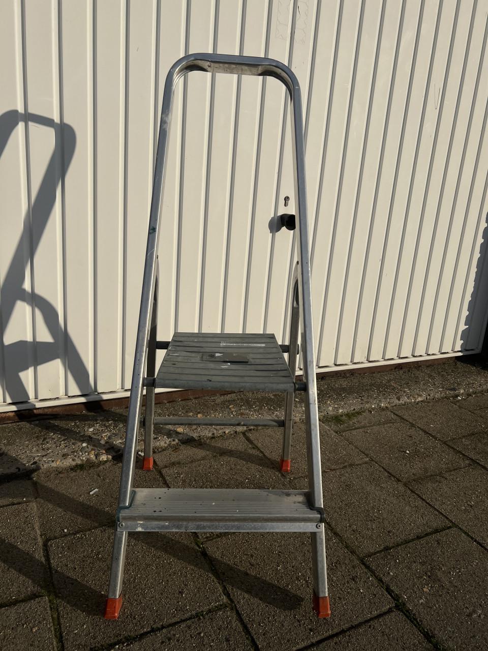 Aluminium keuken/ huishoudtrap 2 treden draagvermogen 150 kg.