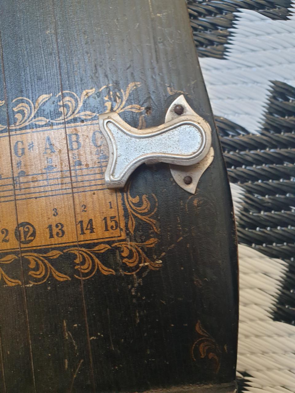 Antieke tafelgitaar.