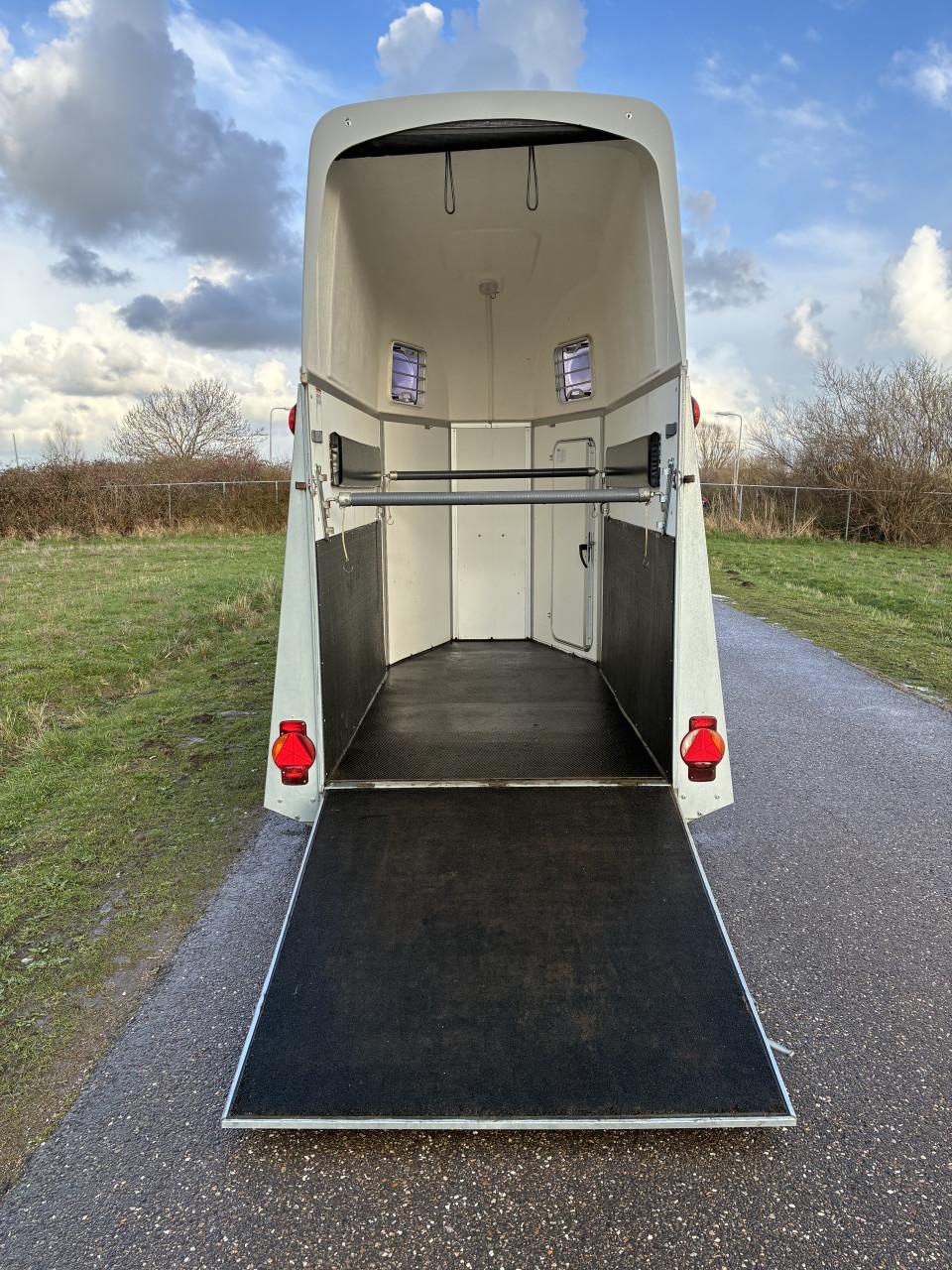 Hoge 1,5 paards Humbaur Single met alubicomp bodem b.j. 2016