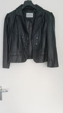 Zwart kort leren (nep) jasje met kop mouwtje. Maat 44. Merk Authentic.