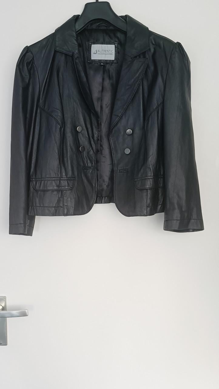 Zwart kort leren (nep) jasje met kop mouwtje. Maat 44. Merk Authentic.