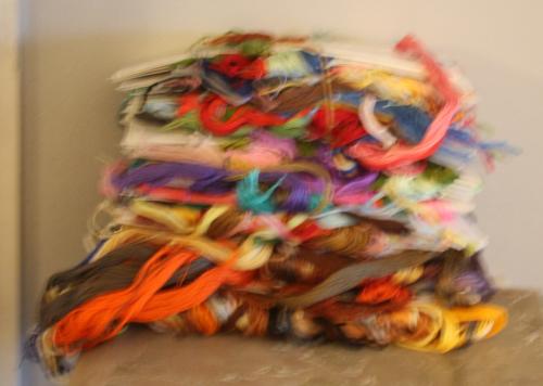 Verschillende kleuren borduurgaren op karton