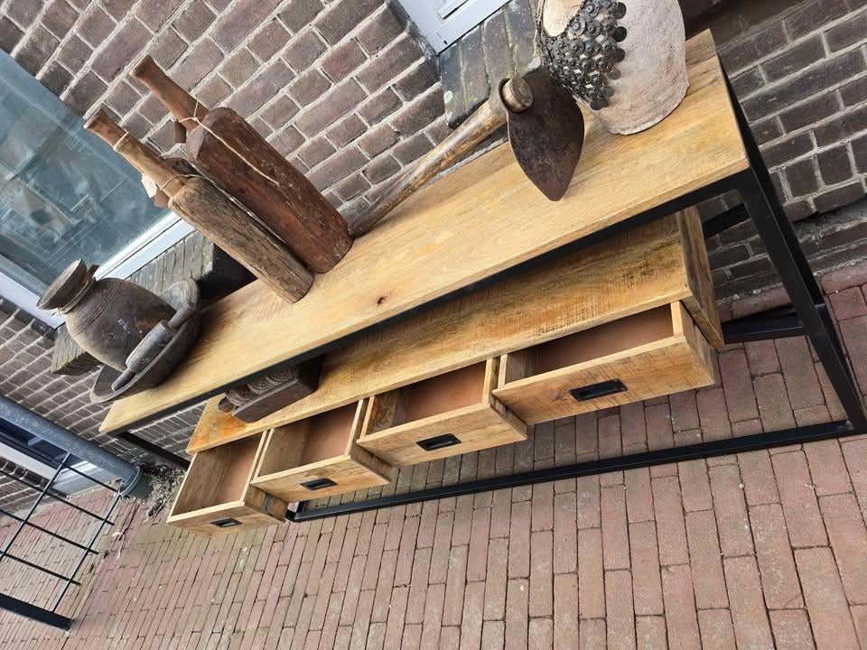 DIVERSE STOER EN SOBER DECO BIJ 3Z FACTORY, MAAR OOK BANKEN KASTEN TAFELS