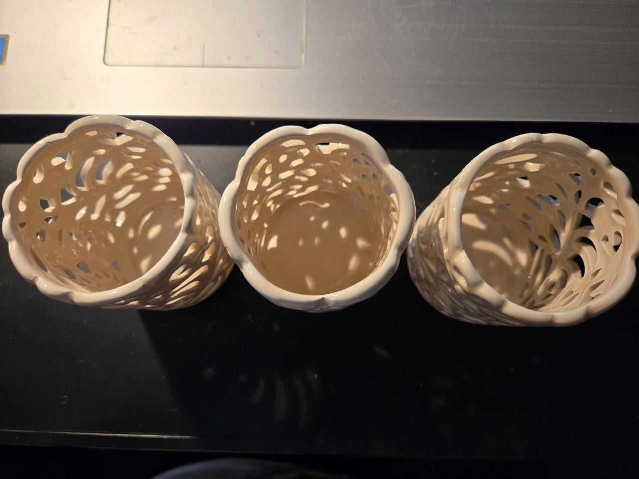 Set van 3 decoratieve, opengewerkte porseleinen theelichthouders off-white