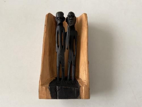 Mooi uitgesneden Afrikaans kunstwerkje in Ebbenhout.     Hoogte: 10 cm.