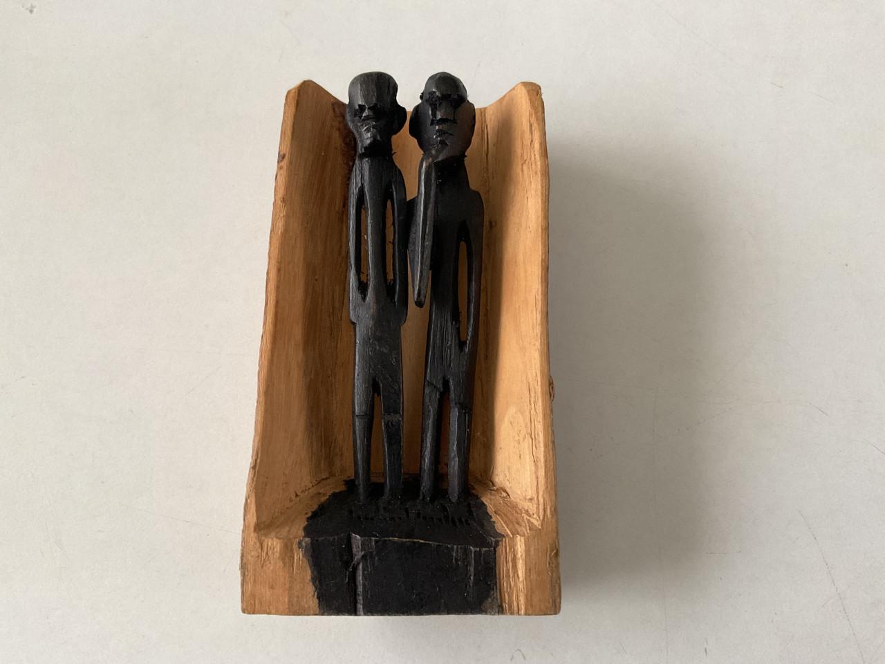 Mooi uitgesneden Afrikaans houtsnijwerkje in Ebbenhout.     Hoogte: 10 cm.