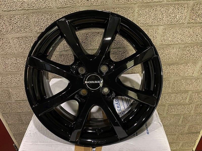 Complete set Borbet velgen met winterbanden voor Fiat 500