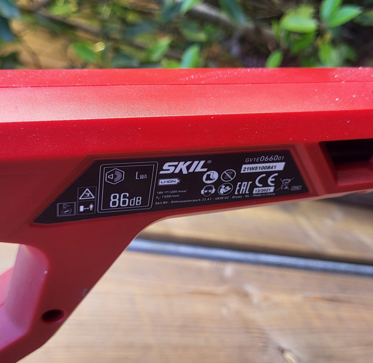 Skil onkruidborstel en grastrimmer kantenmaaier op accu