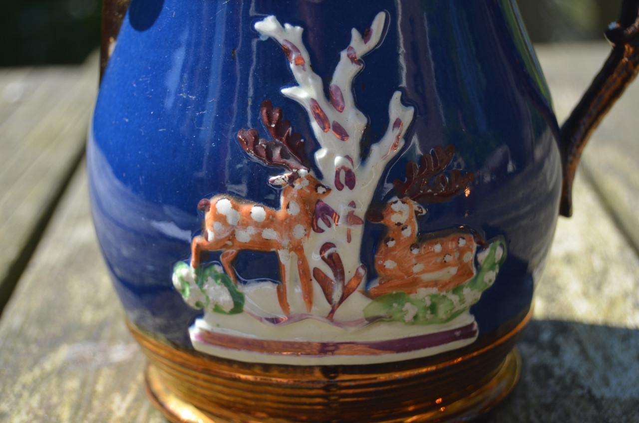 Goudsteen water/melkkan met herten Staffordshire ca. 1850