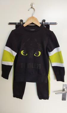 Huispak met de draak toothless erop van het merk C&A in maat 122