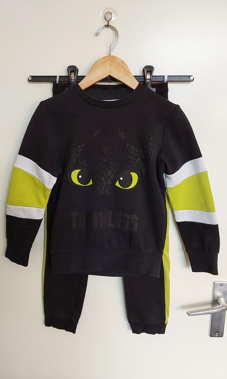 Huispak met de draak toothless erop van het merk C&A in maat 122