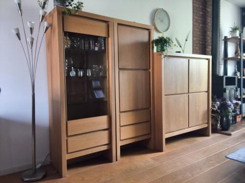 Twee hoge kasten en één tv-meubel