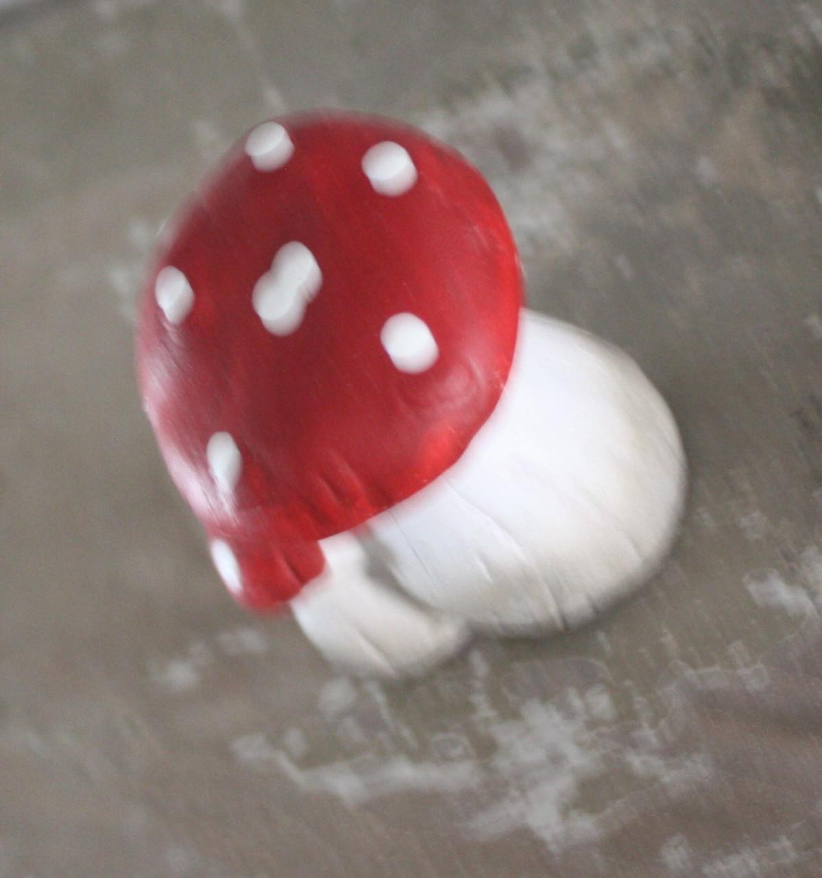 Stenen beeldje padden stoelen nr 3