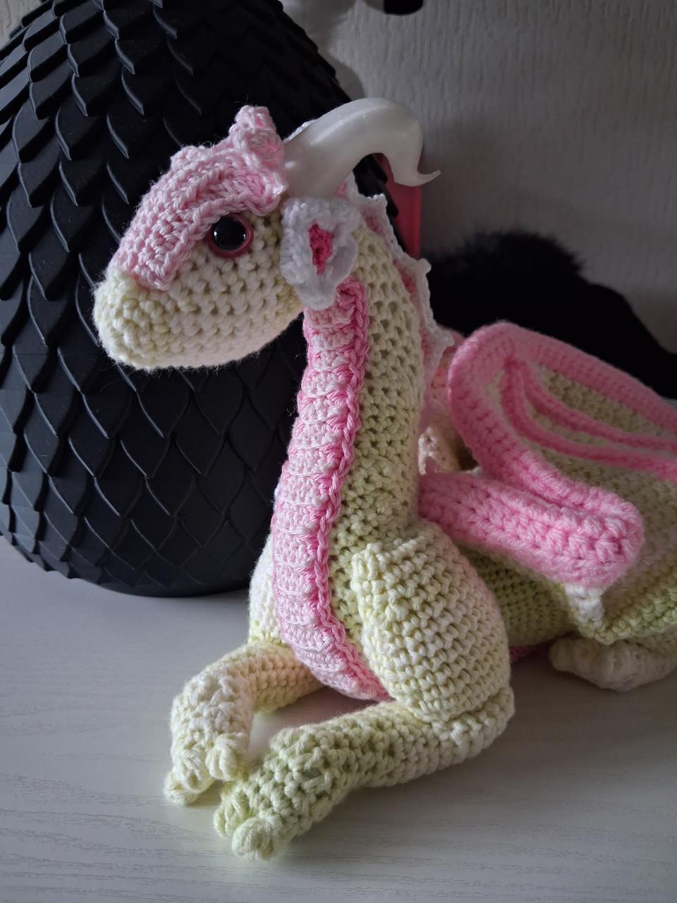 Gehaakte cherry blossom draak met draken ei
