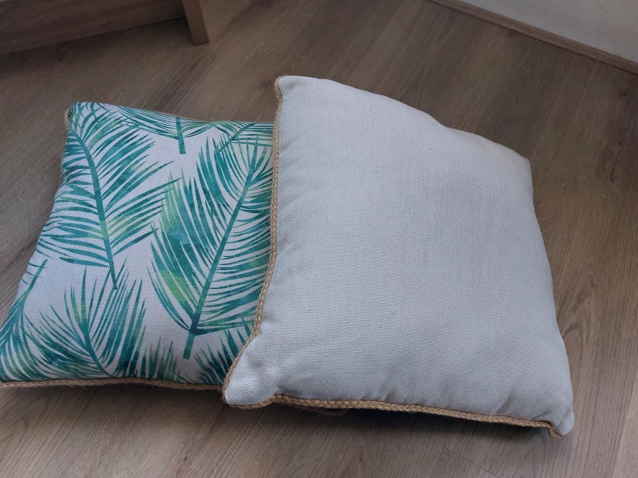 2 nieuwe grote kussens