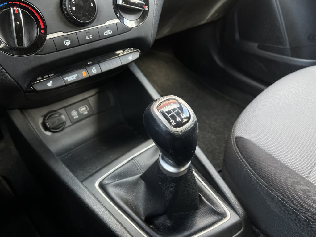 Hyundai I 20 1.2 hp i-motion premium | stuur/stoelverw. | radio | airco