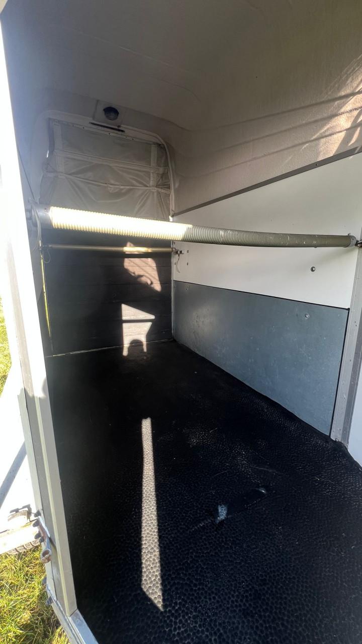 Prachtige goed onderhouden 1,5 paard trailer