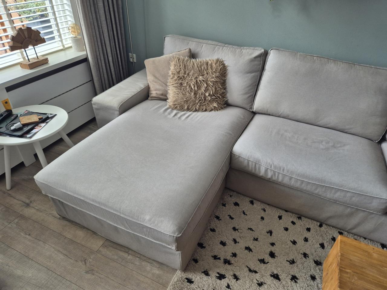 Grijze bank met loungegedeelte