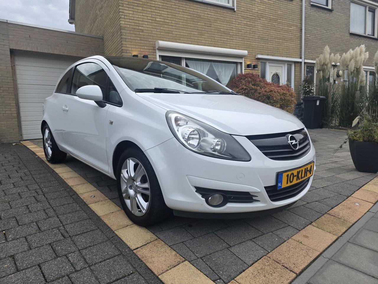 Tekoop zeer mooie Opel Corsa 1.4 16V Black and White