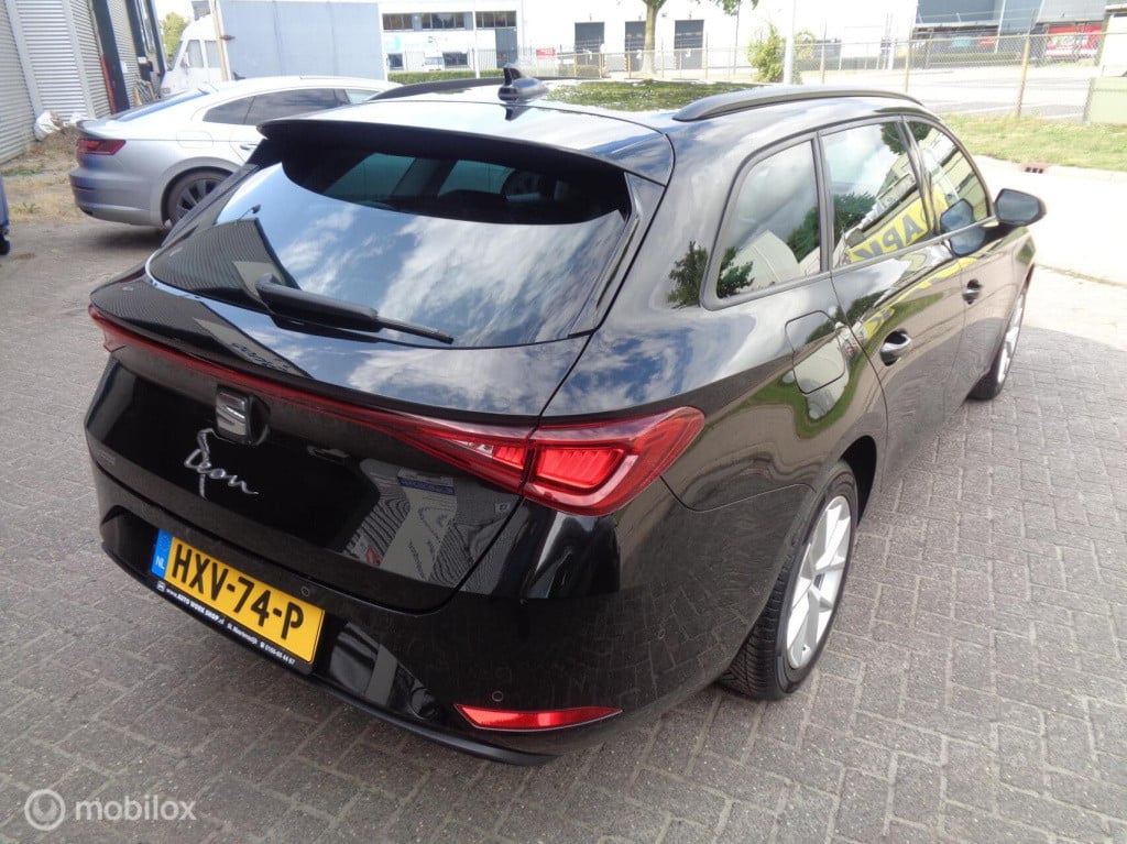 Seat Leon Sportstourer 1.5 tsi style business/airco/lm velgen/carplay/pdc/c