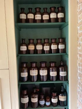 Partij oude apothekersflessen .  23 st.