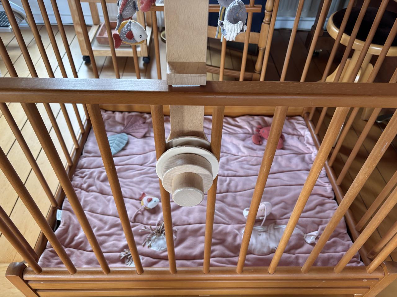 Baby-box, beukenhout, inklapbaar en met verhoging