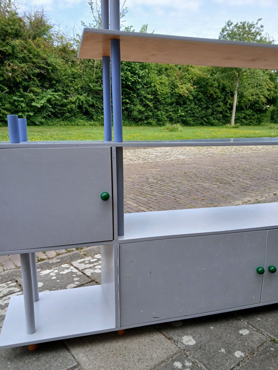 Kastje met schappen en deurtjes