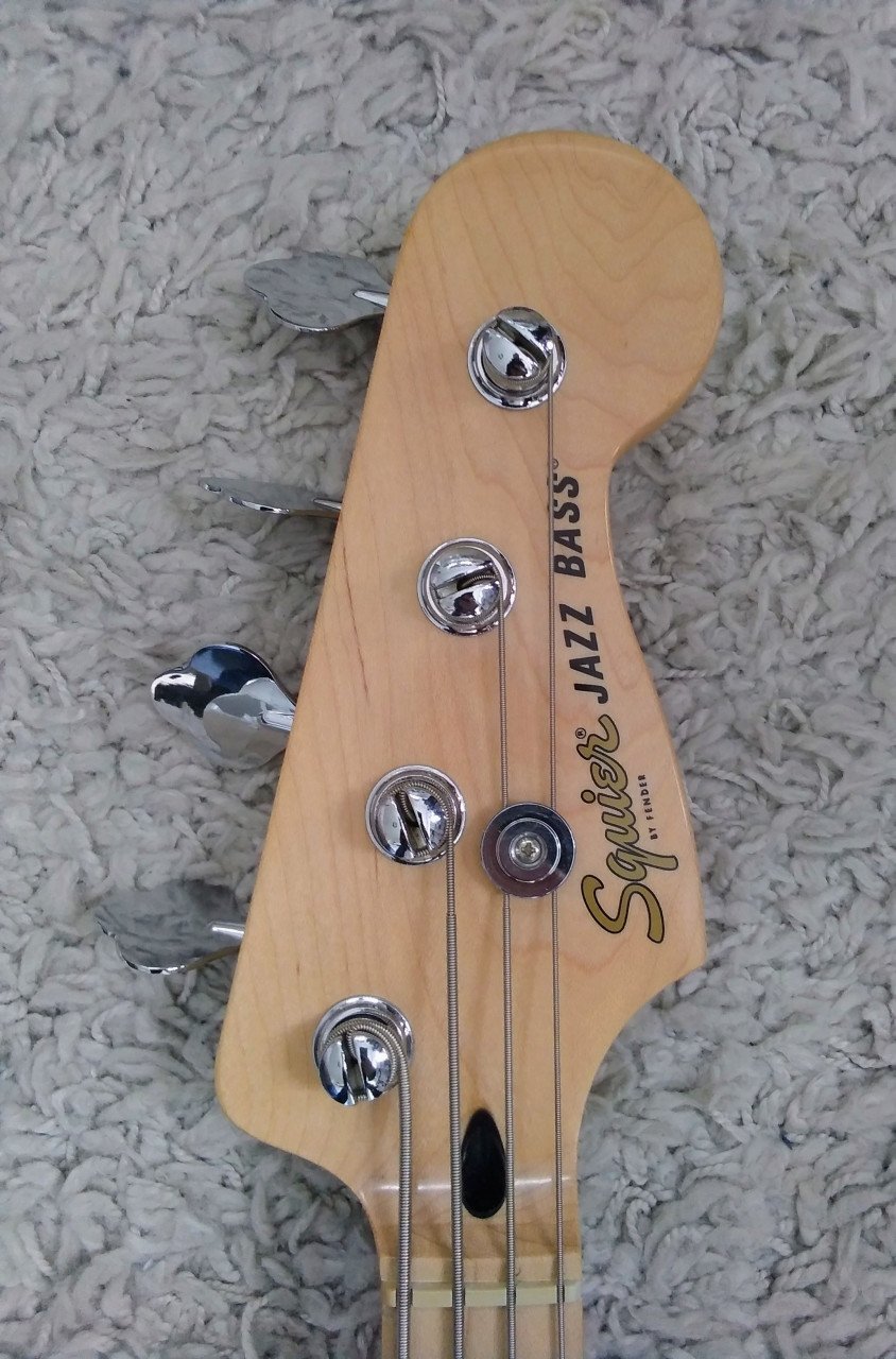 Squier Affinity Jazz Bass 2024 Burgundy Mist/Penny 190 euro.