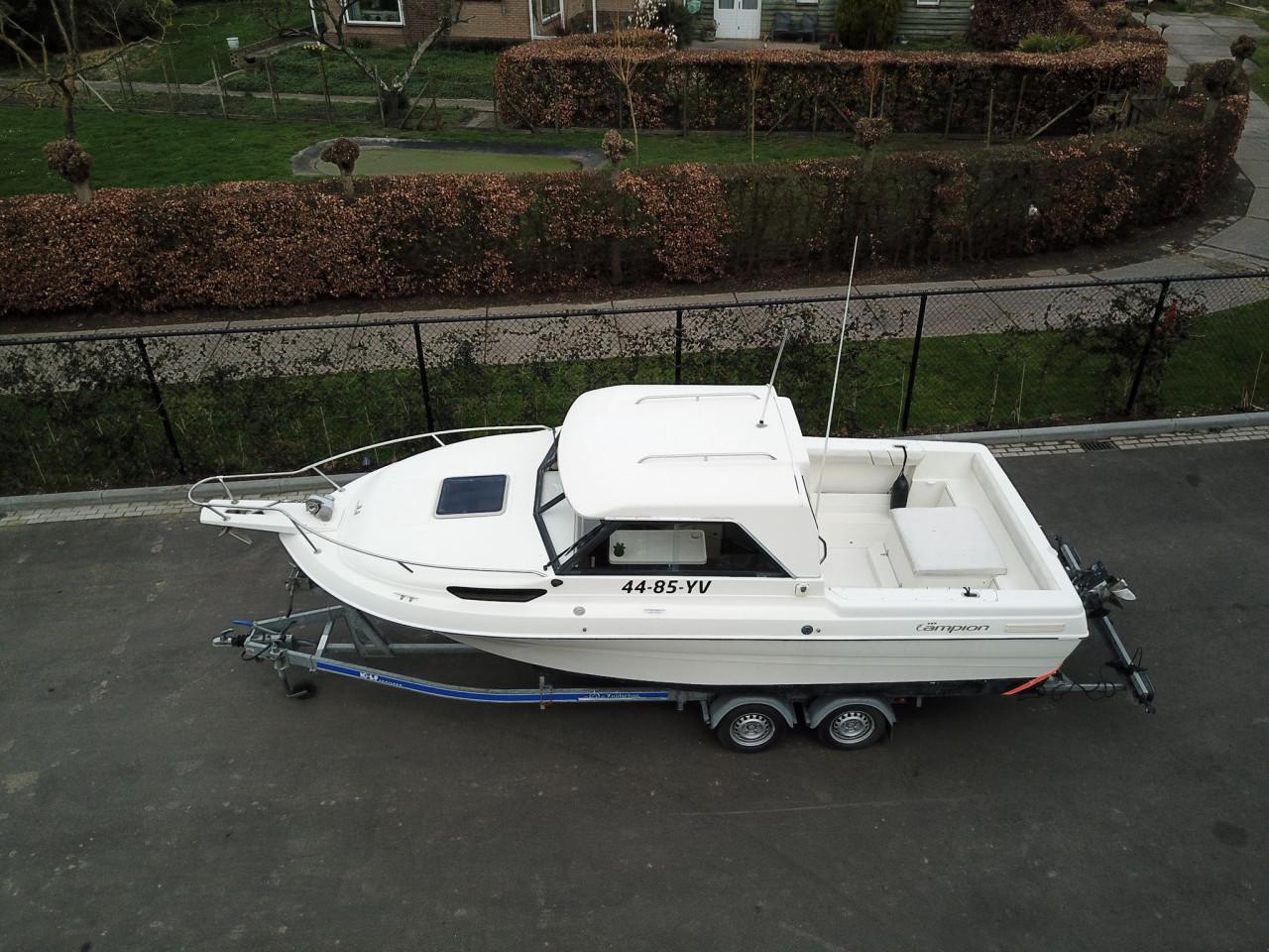 Kajuitboot met 190 pk binnenboord en trailer