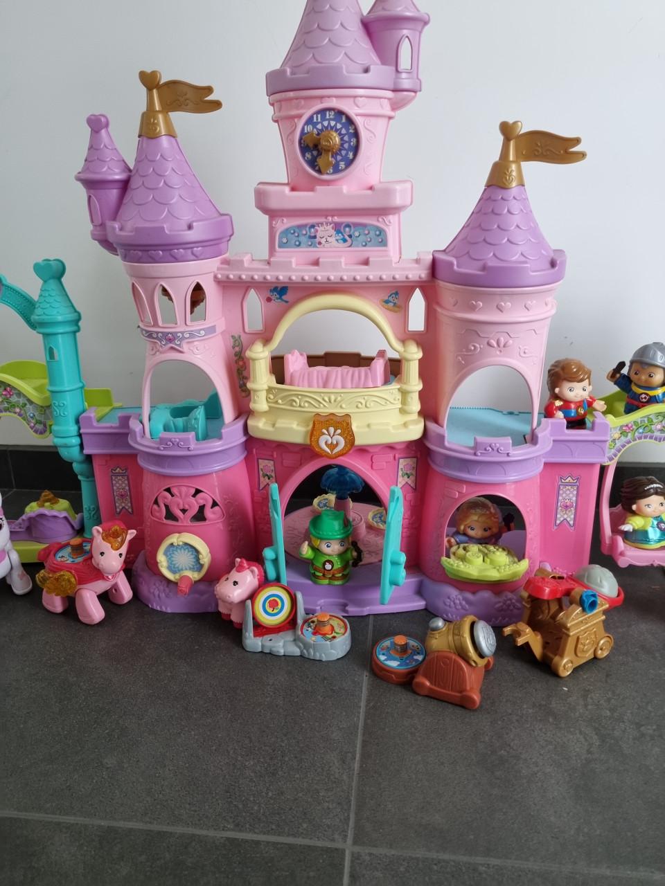 Kasteel met poppetje en paarden