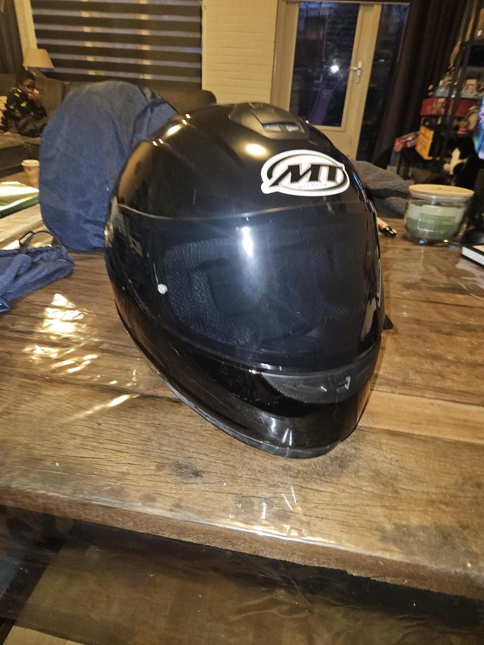Scooterhelm 2 x  1 keer Maat M en 1 keer maat L