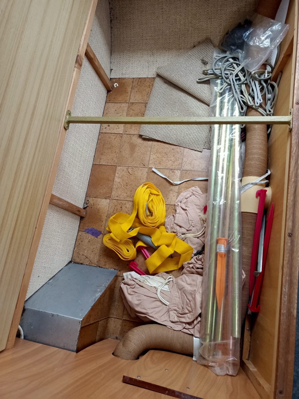 Mooie gepimpte retro Avento met voortent en luifel