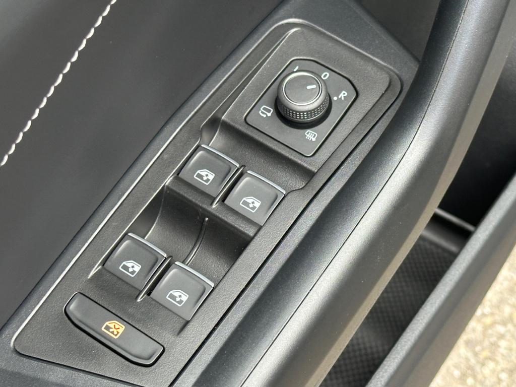 Volkswagen T-roc 1.5 tsi 150pk dsg style | dode hoek | camera | keyless | e